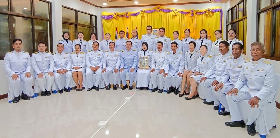 พิธีรับพระราชทานพระบรมฉายาลักษณ์ พระบาทสมเด็จพระเจ้าอยู่หัวและสมเด็จพระนางเจ้าฯ พระบรมราชินี