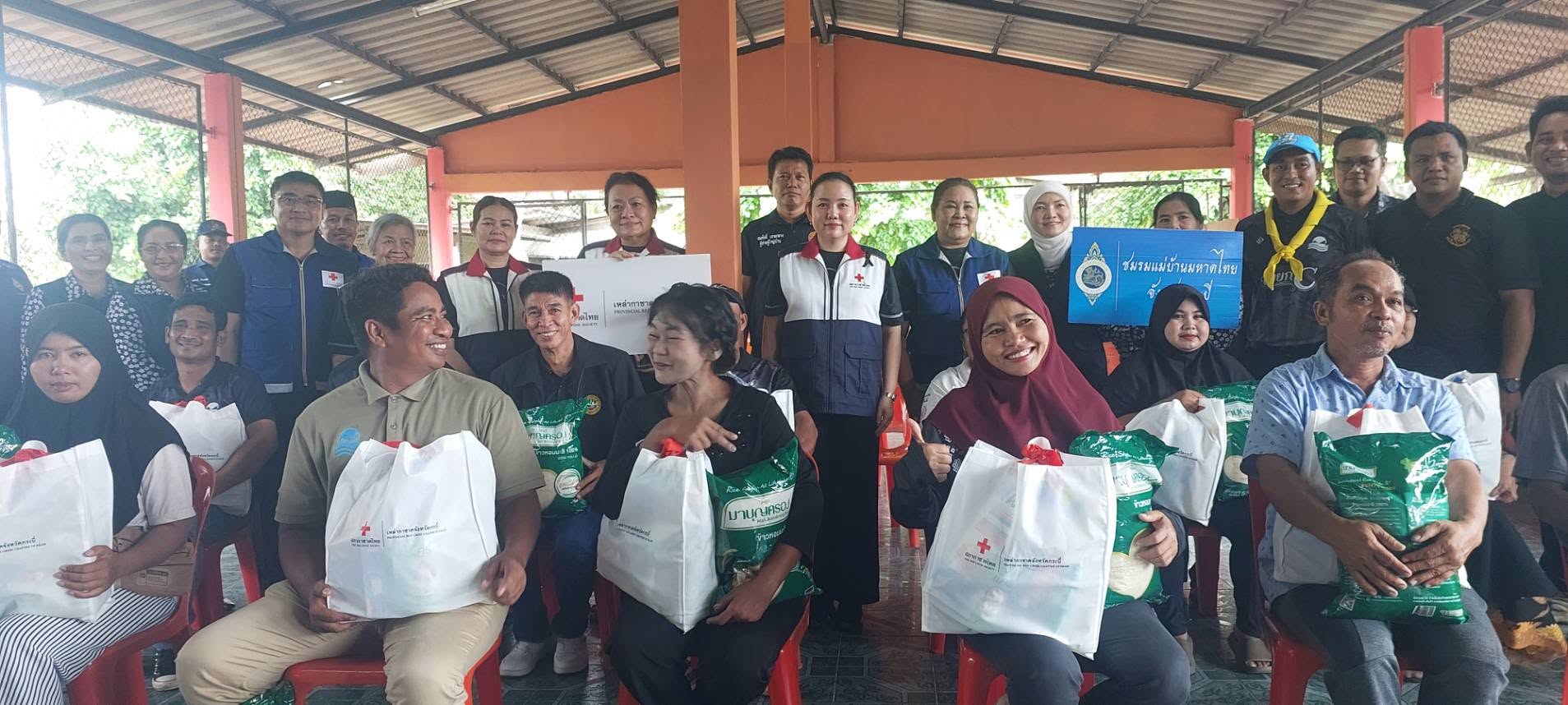 ให้การต้อนรับ คุณศรินทิพย์ ศีลาเทวากูล นายกเหล่ากาชาดจังหวัดกระบี่ พร้อมด้วยคณะกรรมการและสมาชิกเหล่ากาชาดจังหวัดกระบี่ และคณะชมรมแม่บ้านมหาดไทยจังหวัดกระบี่ ลงพื้นที่มอบสิ่งของบรรเทาทุกข์ ช่วยเหลือพี่น้องผู้ประสบวาตภัย นำโดยนายอภินันต์ ใจดี นายกองค์การบริหารส่วนตำบลคลองประสงค์ คณะผู้บริหาร พนักงานส่วนตำบล และผู้นำชุมชน