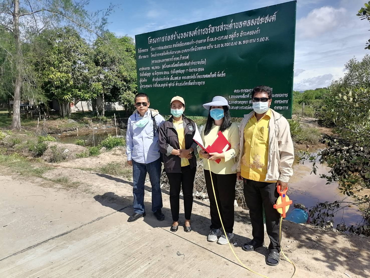 ลงพื้นที่หมู่ที่ 3 ชายหาดบ้านคลองกำ ตำบลคลองประสงค์ อำเภอเมือง จังหวัดกระบี่ เพื่อตรวจสอบโครงการจ้างซ่อมแซมถนนโรงเรียนคลองกำ-ชายหาด โดยมีวัตถุประสงค์ในการอำนวยความสะดวกให้กับประชาชนในการคมนาคม